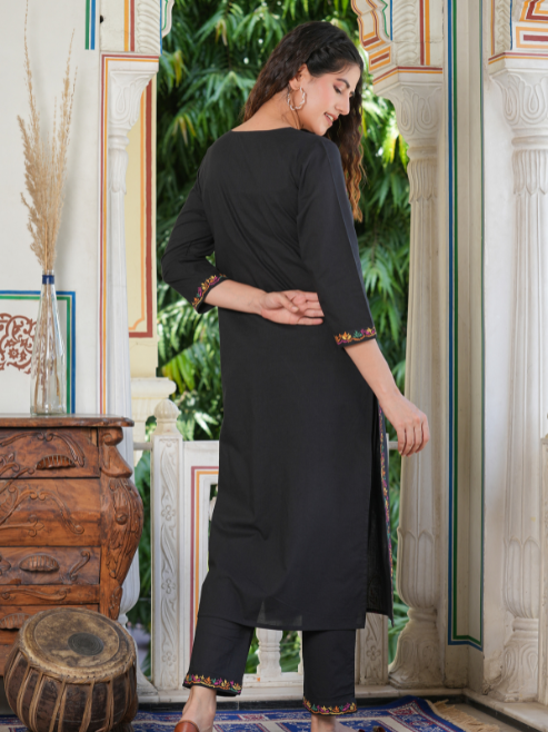 Black Plus Size Cotton Chicken Embroidery Printed Straight Kurta Set (Black)