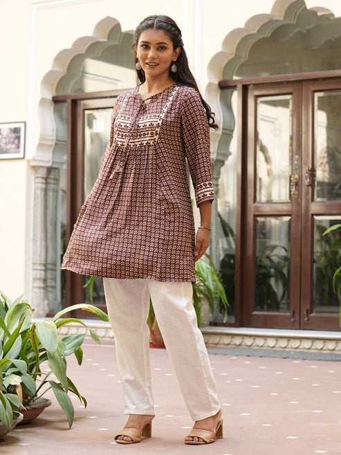 Polyester Mini Floral Printed Mid Thigh Length 3/4th Sleeve Key Hole Regular Fitted Short Kurti