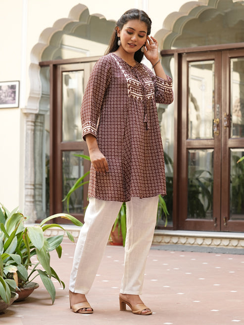Polyester Mini Floral Printed Mid Thigh Length 3/4th Sleeve Key Hole Regular Fitted Short Kurti
