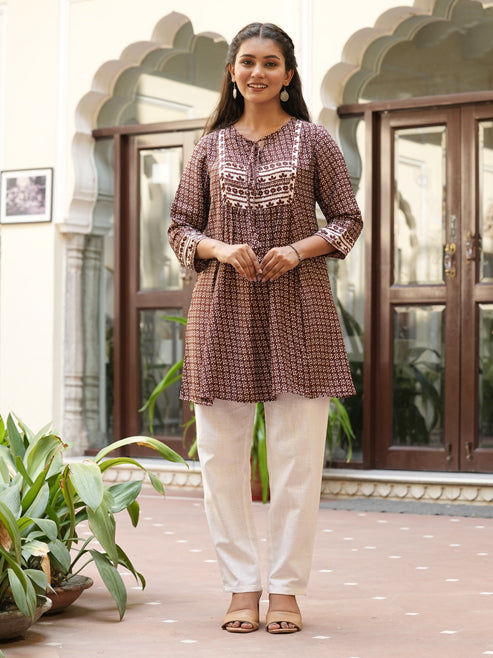 Polyester Mini Floral Printed Mid Thigh Length 3/4th Sleeve Key Hole Regular Fitted Short Kurti