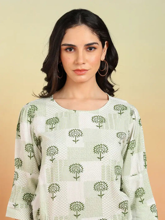 Rayon Patch Print Smoking Waist Lengtth Round neck 3/4 Puff Sleeves Top